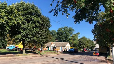 Водіїв просять не ігнорувати знаки: у Житомирі почали ремонтувати трамвайні колії через зношеність Водіїв просять не ігнорувати знаки: у Житомирі почали ремонтувати трамвайні колії через зношеність