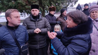 У Сінгурах під Житомиром місцеві жителі цілодобово чергують під опломбованою церквою. Що відомо про конфлікт У Сінгурах під Житомиром місцеві жителі цілодобово чергують під опломбованою церквою. Що відомо про конфлікт