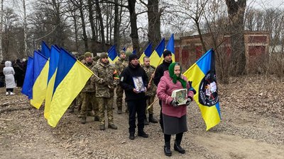 На Чернігівщині попрощалися з чотирма військовими, які загинули у бою на Донеччині На Чернігівщині попрощалися з чотирма військовими, які загинули у бою на Донеччині