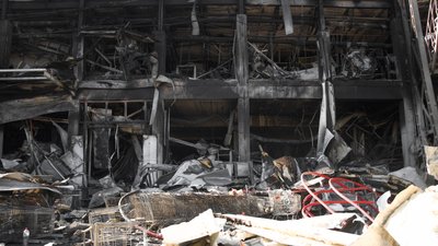 Ракета РФ зруйнувала ТЦ "Рив'єра" в Одесі та пошкодила будинки. Фоторепортаж Ракета РФ зруйнувала ТЦ "Рив'єра" в Одесі та пошкодила будинки. Фоторепортаж