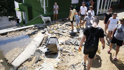 Наслідки зливи в Одесі: вода розмила дорогу в Аркадії та зруйнувала настил Наслідки зливи в Одесі: вода розмила дорогу в Аркадії та зруйнувала настил