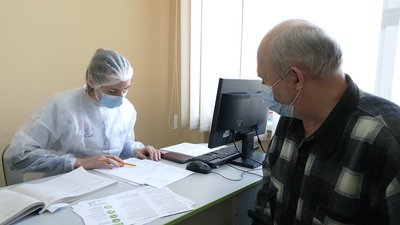 "Не хочу, щоб мене у мішок замотували": як рівненські пенсіонери вакцинуються від COVID "Не хочу, щоб мене у мішок замотували": як рівненські пенсіонери вакцинуються від COVID