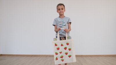 Розфарбували екоторбинки. У Чернівцях на благодійній акції збирали гроші для інклюзивного табору