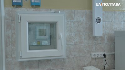 Віконця в лабораторії, через які передаватимуть зразки аналізів Віконця в лабораторії, через які передаватимуть зразки аналізів