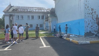 "В місцях, де пройшлась війна". Митець з Лос-Анджелеса малює соняхи на Київщині