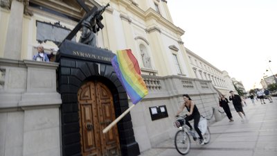 Прапор ЛГБТ на статуї у Польщі Прапор ЛГБТ на статуї у Польщі