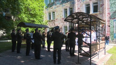 Військовий оркестр просто неба привітав вінницьких медиків із професійним святом Військовий оркестр просто неба привітав вінницьких медиків із професійним святом