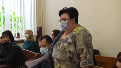 Адвокатка обвинувачених силовиків Лілія Дудко просила не зменшувати кількість заявлених для допиту у залі суду свідків та вкотре перенести судове засідання. Фото: Суспільне Поділля. Адвокатка обвинувачених силовиків Лілія Дудко просила не зменшувати кількість заявлених для допиту у залі суду свідків та вкотре перенести судове засідання. Фото: Суспільне Поділля.