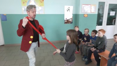 “У них повинно бути дитинство”. На Дніпропетровщині ілюзіоніст з Харкова відволікає дітей від війни “У них повинно бути дитинство”. На Дніпропетровщині ілюзіоніст з Харкова відволікає дітей від війни
