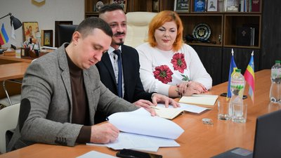 Міський голова Ніжина Олександр Кодола підписує угоду