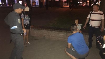 Пішла на святкування. У Франківську жінка залишила свою дитину незнайомцю Пішла на святкування. У Франківську жінка залишила свою дитину незнайомцю