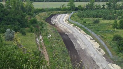 Паркан з колючого дроту та вежі з камерами. На Луганщині облаштовують кордон з Росією Паркан з колючого дроту та вежі з камерами. На Луганщині облаштовують кордон з Росією