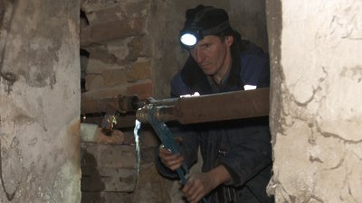 Опалювальний сезон у Дніпрі. В одному з будинків через швидку подачу води прорвало трубу