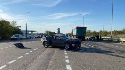 На трасі Одеса-Київ сталась аварія, двоє людей травмовані На трасі Одеса-Київ сталась аварія, двоє людей травмовані