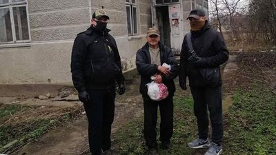 Робимо свій маленький внесок, - як франківські атовці допомагають людям під час карантину Робимо свій маленький внесок, - як франківські атовці допомагають людям під час карантину