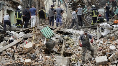 Рятувальники та місцеві жителі шукають людей під завалами зруйнованого під час обстрілу російськими військами Будинку культури у центрі міста Чугуїв. Троє волонтерів загинули Рятувальники та місцеві жителі шукають людей під завалами зруйнованого під час обстрілу російськими військами Будинку культури у центрі міста Чугуїв. Троє волонтерів загинули