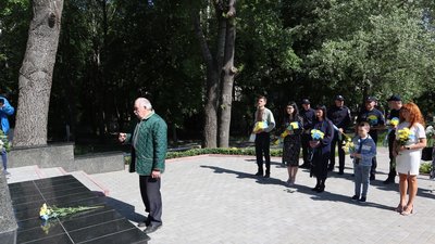 На військовому кладовищі хмельничани кладуть квіти до пам’ятника жертвам політичних репресій. 21.05.2023 рік. На військовому кладовищі хмельничани кладуть квіти до пам’ятника жертвам політичних репресій. 21.05.2023 рік.