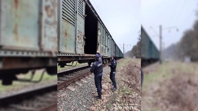 Смертельне селфі: на Чернігівщині 16-річного підлітка, який заліз на потяг, вбило струмом Смертельне селфі: на Чернігівщині 16-річного підлітка, який заліз на потяг, вбило струмом