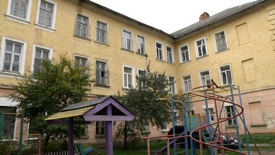Додому через вікно – у житомирській триповерхівці тріскаються стіни і просідає підлога