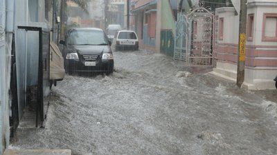 Паводки і грозові зливи. У ДСНС кажуть, що небезпечна погода затримається
