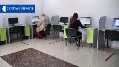 Одночасно в класі можуть перебувати до 5 учнів, між двома людими - одне вільне місце Одночасно в класі можуть перебувати до 5 учнів, між двома людими - одне вільне місце