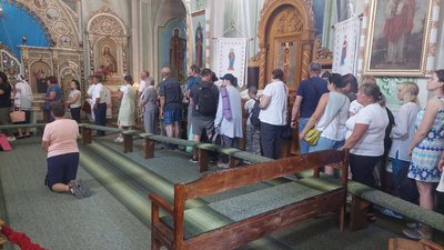 Люди в черзі до ікони