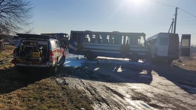 На Івано-Франківщині зіткнулися два автобуси: одна людина загинула, 14 — травмувалися На Івано-Франківщині зіткнулися два автобуси: одна людина загинула, 14 — травмувалися