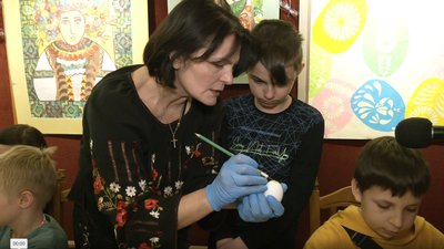 У Львові для дітей-переселенців провели майстер-клас із писанкарства: як це було