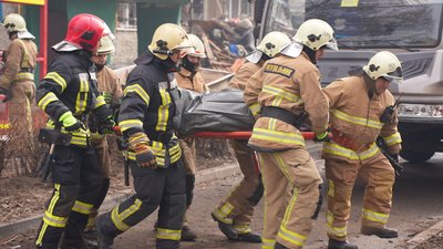 У Сумах з-під завалів дістали тіло однієї загиблої людини