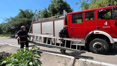 Cпускався з п'ятого поверху: у Бердичеві рятувальники допомогли чоловіку Cпускався з п'ятого поверху: у Бердичеві рятувальники допомогли чоловіку
