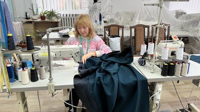 Майстриня вишиває корсетку Майстриня вишиває корсетку