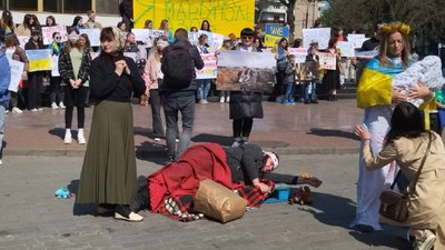 У Луцьку відбулась мирна акція на підтримку людей, які нині перебувають у заблокованому Маріуполі У Луцьку відбулась мирна акція на підтримку людей, які нині перебувають у заблокованому Маріуполі