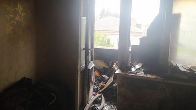 На Житомирщині через необережність під час паління зайнялася квартира – двох людей врятували