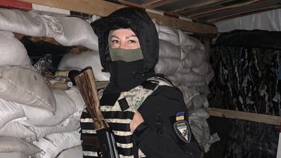 "Тут дівчат немає, є лише військові" – житомирська співачка Лєна Дарк, яка пішла в тероборону "Тут дівчат немає, є лише військові" – житомирська співачка Лєна Дарк, яка пішла в тероборону