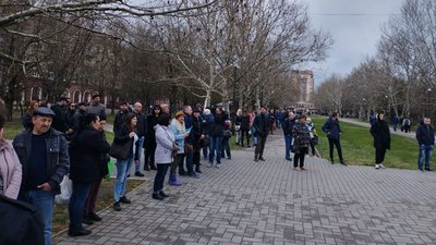 "Херсон - це Україна". Жителі міста вийшли з державною символікою на мітинг проти окупації
