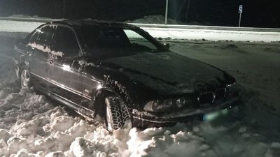 На волинському автошляху нетверезий водій застряг у снігу