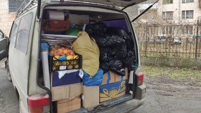 Тернопільські волонтери везуть на схід продуктові набори та одяг Тернопільські волонтери везуть на схід продуктові набори та одяг