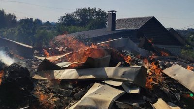 Пошкоджене комунальне підприємство та 12 будинків. Війська РФ тричі били по Нікопольському району Дніпропетровщини