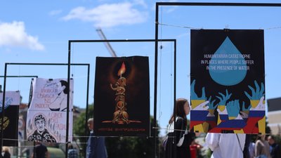 В Ужгороді відкрили виставку "На Хвилі креативного опору" В Ужгороді відкрили виставку "На Хвилі креативного опору"