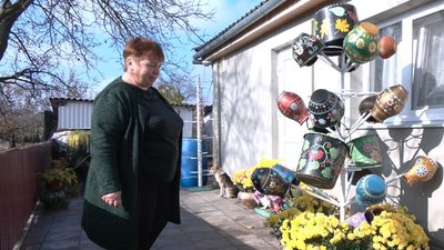 Розмальовує глечики та створює мініскульптури: черкащанка розповіла про своє хобі