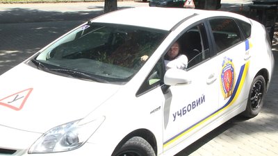 Слухачка курсів знайомиться з особливостями роботи спеціально обладнаного легковика для практичних занять в автошколі. Слухачка курсів знайомиться з особливостями роботи спеціально обладнаного легковика для практичних занять в автошколі.