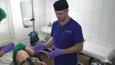 "Рана була 30 на 10 см і один осколок пробив легеню". Будні лікарів Запорізького військового госпіталю "Рана була 30 на 10 см і один осколок пробив легеню". Будні лікарів Запорізького військового госпіталю