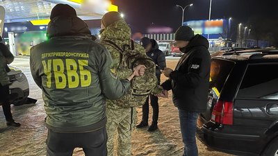 На Закарпатті затримали двох прикордонників. Їх підозрюють в отриманні хабаря На Закарпатті затримали двох прикордонників. Їх підозрюють в отриманні хабаря