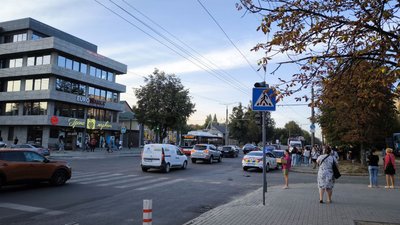 У Луцьку на проспекті Відродження BMW влетів в таксі: в машин відірвало колеса У Луцьку на проспекті Відродження BMW влетів в таксі: в машин відірвало колеса