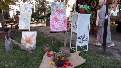 Творчу майстерню просто неба показала житомирянам художниця Творчу майстерню просто неба показала житомирянам художниця