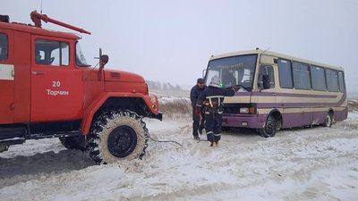 На Волині за ніч рятувальники дістали зі снігових заметів автобус і "швидку"