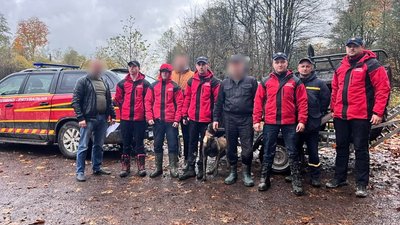Рятувальники із знайденим чоловіком