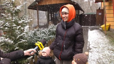 Марина разом з дітьми прийшла у зоокуточок.