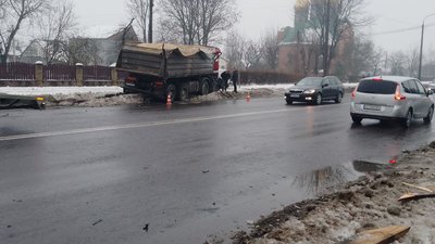 На Дубнівській у Луцьку зіштовхнулися дві вантажівки. Одна із них в'їхала у двір На Дубнівській у Луцьку зіштовхнулися дві вантажівки. Одна із них в'їхала у двір