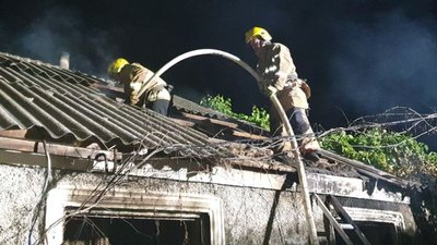 У селі Веселе на Херсонщині через коротке замикання електропроводки згорів будинок У селі Веселе на Херсонщині через коротке замикання електропроводки згорів будинок